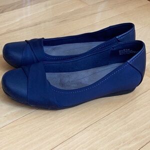 Baretraps "Mitsy" Casual Navy blu Flats w/ Low Hidden Wedge Size 8.5